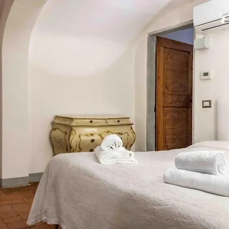 Appartement Santo Spirito 2 Bedroom *